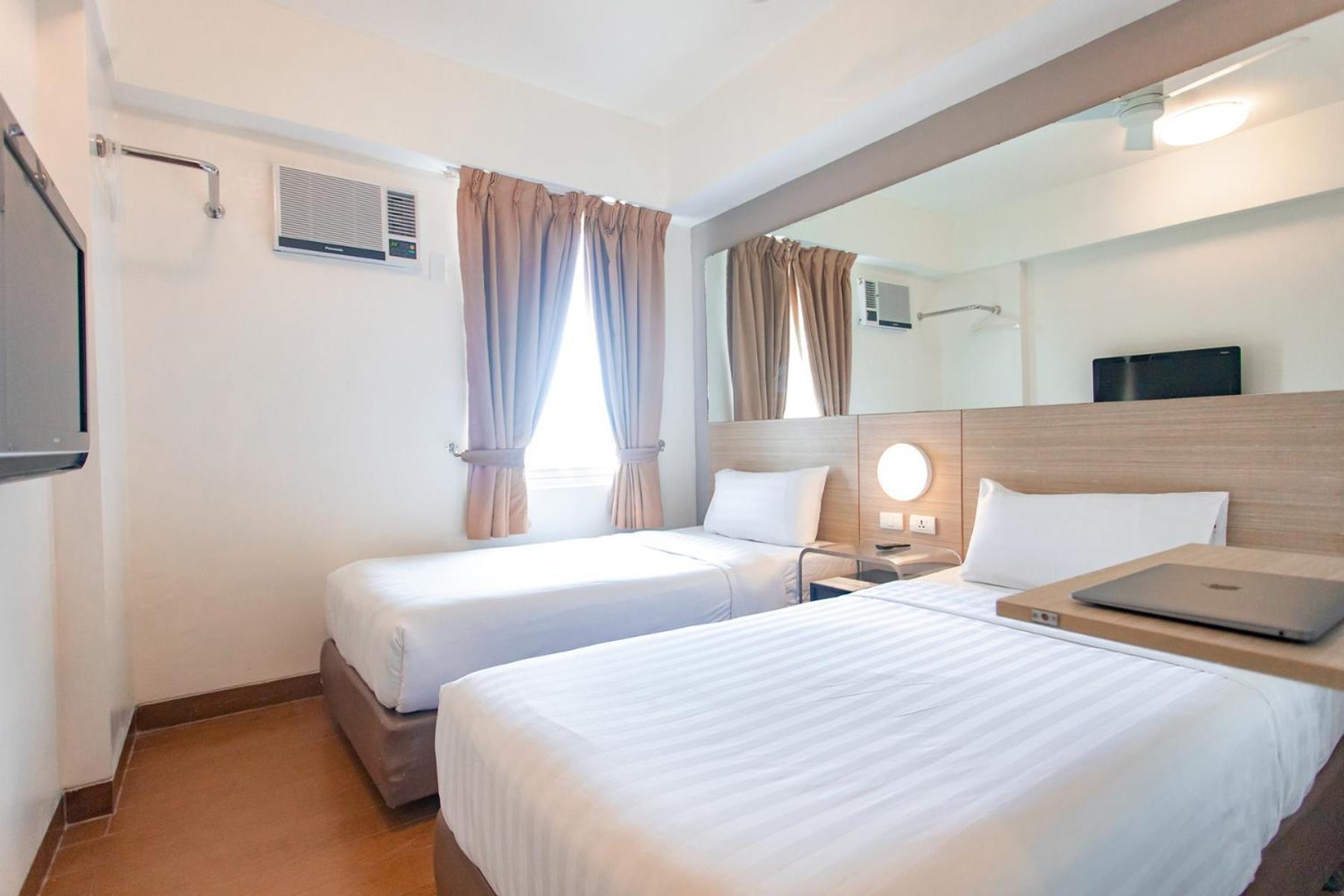 Red Planet Manila Malate Mabini Hotel Exterior photo